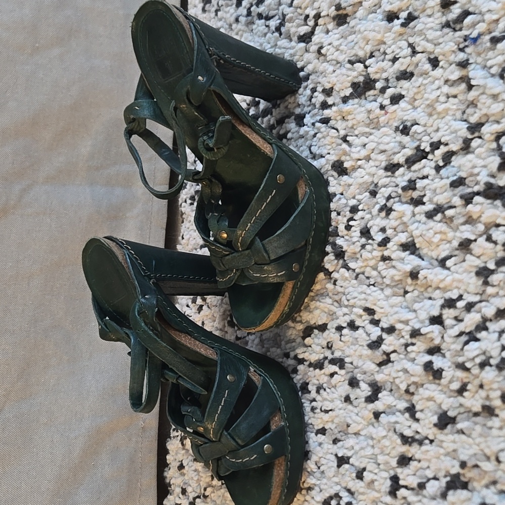 Gorgeous green leather Frye 4inch heels in size 7 us 38 eu